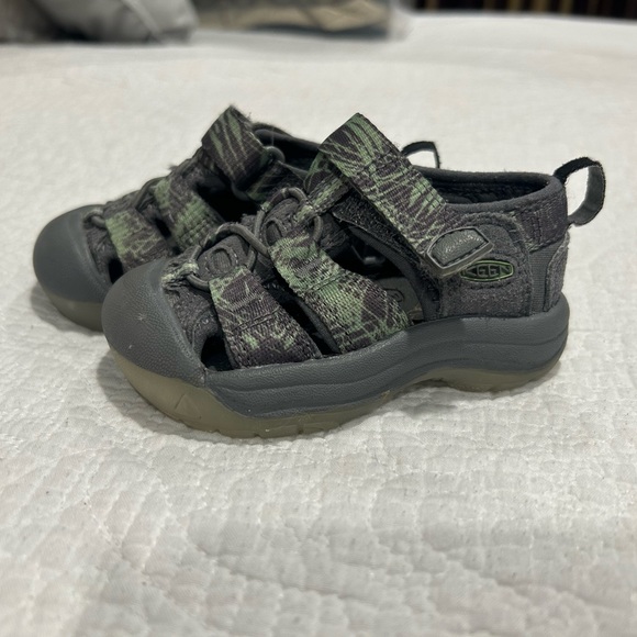 🌟BOGO🌟 Buy 1, Get 1 1/2 off!!  Toddler Keen Glow in the Dark - Picture 1 of 4